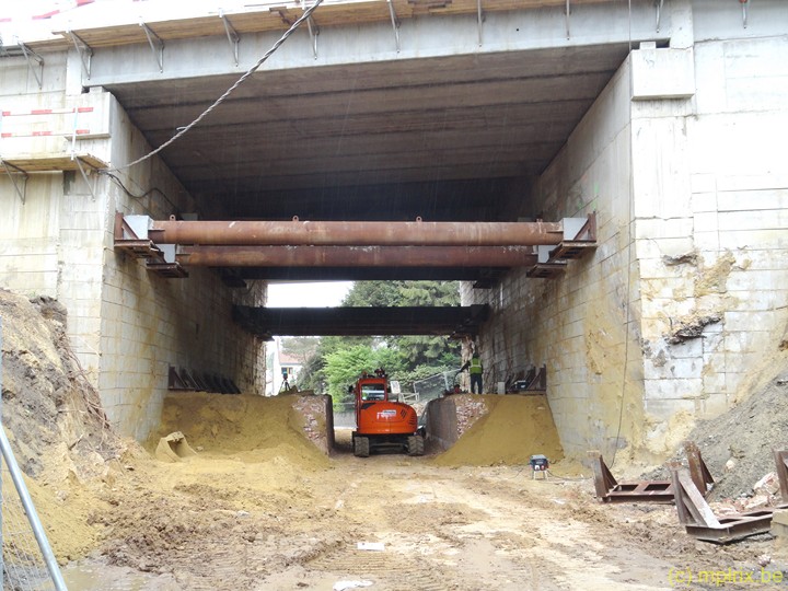 DSC05391.JPG - Une partie des murs latéraux restera pendant le renforcement des fondations du nouveau pont